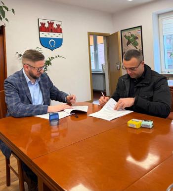 Burmistrz podpisuje umowę z wykonawcą