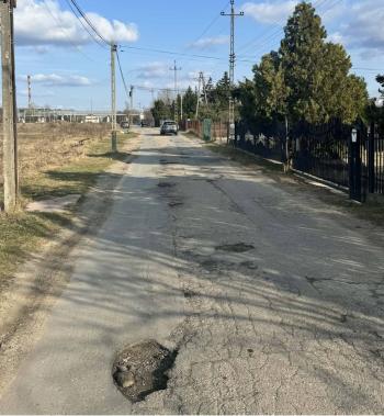 zdjęcie ulicy Małej, asfalt z dziurami