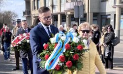 uroczystości pod pomnikiem, goście składający kwiaty, poczty sztandarowe szkół