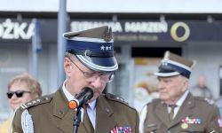 uroczystości pod pomnikiem, goście składający kwiaty, poczty sztandarowe szkół