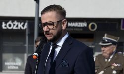 uroczystości pod pomnikiem, goście składający kwiaty, poczty sztandarowe szkół