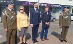 uroczystości pod pomnikiem, goście składający kwiaty, poczty sztandarowe szkół