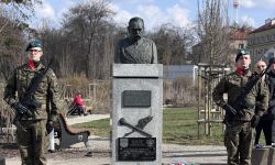 uroczystości pod pomnikiem, goście składający kwiaty, poczty sztandarowe szkół