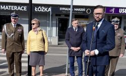 uroczystości pod pomnikiem, goście składający kwiaty, poczty sztandarowe szkół