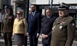 uroczystości pod pomnikiem, goście składający kwiaty, poczty sztandarowe szkół