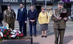 uroczystości pod pomnikiem, goście składający kwiaty, poczty sztandarowe szkół