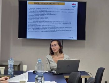 prowadząca spotkanie omawia wyświetlaną prezentację