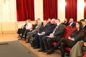 Kobiety i mężczyźni siedzący w fotelach kinowych.