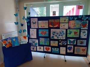 Prace plastyczne na ściance wystawowej.