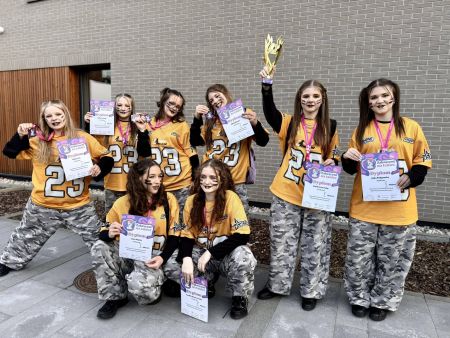 grupa dziewcząt z medalami i pucharem