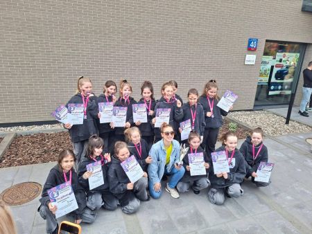 grupa zawodników na wspólnym zdjęciu, w rękach trzymają dyplomy