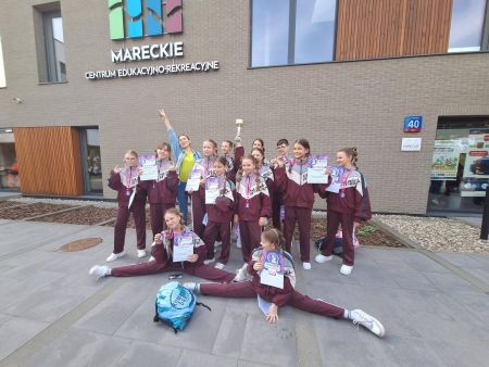 grupa zawodników na wspólnym zdjęciu, w rękach trzymają dyplomy