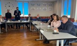 sala konferencyjna, burmistrz wraz z zastępcą wita gości, zebrani goście