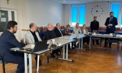 sala konferencyjna, burmistrz wraz z zastępcą wita gości, zebrani goście