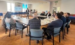 prezentacja wyświetlanej na ekranie informacji, sala konferencyjna,