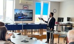 prezentacja wyświetlanej na ekranie informacji, sala konferencyjna,