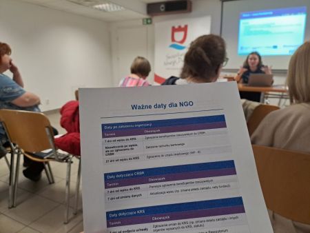 na pierwszym planie dokument pn.: Ważne daty dla NGO, tło rozmazane