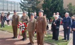 Uroczystości katyńskie, składanie kwiatów, przemarsz ulicami, poczty sztandarowe, wojsko, młodzież oraz uczestnicy wydarzenia