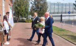 Uroczystości katyńskie, składanie kwiatów, przemarsz ulicami, poczty sztandarowe, wojsko, młodzież oraz uczestnicy wydarzenia