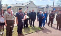 Uroczystości katyńskie, składanie kwiatów, przemarsz ulicami, poczty sztandarowe, wojsko, młodzież oraz uczestnicy wydarzenia