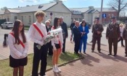 Uroczystości katyńskie, składanie kwiatów, przemarsz ulicami, poczty sztandarowe, wojsko, młodzież oraz uczestnicy wydarzenia