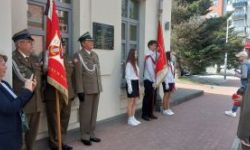 Uroczystości katyńskie, składanie kwiatów, przemarsz ulicami, poczty sztandarowe, wojsko, młodzież oraz uczestnicy wydarzenia