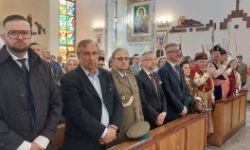 Uroczystości katyńskie, składanie kwiatów, przemarsz ulicami, poczty sztandarowe, wojsko, młodzież oraz uczestnicy wydarzenia