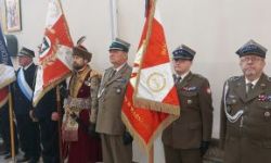 Uroczystości katyńskie, składanie kwiatów, przemarsz ulicami, poczty sztandarowe, wojsko, młodzież oraz uczestnicy wydarzenia