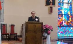 Uroczystości katyńskie, składanie kwiatów, przemarsz ulicami, poczty sztandarowe, wojsko, młodzież oraz uczestnicy wydarzenia