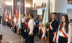 Uroczystości katyńskie, składanie kwiatów, przemarsz ulicami, poczty sztandarowe, wojsko, młodzież oraz uczestnicy wydarzenia