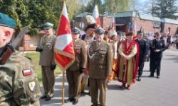 Uroczystości katyńskie, składanie kwiatów, przemarsz ulicami, poczty sztandarowe, wojsko, młodzież oraz uczestnicy wydarzenia