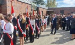 Uroczystości katyńskie, składanie kwiatów, przemarsz ulicami, poczty sztandarowe, wojsko, młodzież oraz uczestnicy wydarzenia