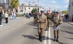 Uroczystości katyńskie, składanie kwiatów, przemarsz ulicami, poczty sztandarowe, wojsko, młodzież oraz uczestnicy wydarzenia