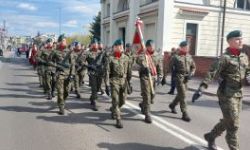 Uroczystości katyńskie, składanie kwiatów, przemarsz ulicami, poczty sztandarowe, wojsko, młodzież oraz uczestnicy wydarzenia