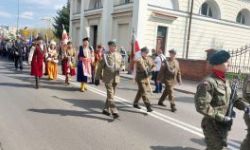 Uroczystości katyńskie, składanie kwiatów, przemarsz ulicami, poczty sztandarowe, wojsko, młodzież oraz uczestnicy wydarzenia