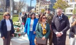 Uroczystości katyńskie, składanie kwiatów, przemarsz ulicami, poczty sztandarowe, wojsko, młodzież oraz uczestnicy wydarzenia