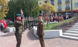 Uroczystości katyńskie, składanie kwiatów, przemarsz ulicami, poczty sztandarowe, wojsko, młodzież oraz uczestnicy wydarzenia