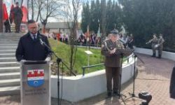 Uroczystości katyńskie, składanie kwiatów, przemarsz ulicami, poczty sztandarowe, wojsko, młodzież oraz uczestnicy wydarzenia