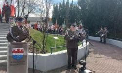 Uroczystości katyńskie, składanie kwiatów, przemarsz ulicami, poczty sztandarowe, wojsko, młodzież oraz uczestnicy wydarzenia