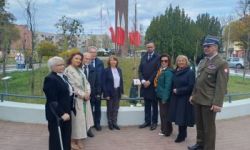 Uroczystości katyńskie, składanie kwiatów, przemarsz ulicami, poczty sztandarowe, wojsko, młodzież oraz uczestnicy wydarzenia