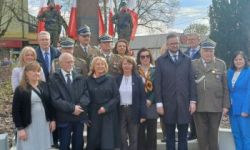 Uroczystości katyńskie, składanie kwiatów, przemarsz ulicami, poczty sztandarowe, wojsko, młodzież oraz uczestnicy wydarzenia