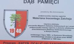 Uroczystości katyńskie, składanie kwiatów, przemarsz ulicami, poczty sztandarowe, wojsko, młodzież oraz uczestnicy wydarzenia