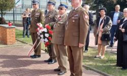 Uroczystości katyńskie, składanie kwiatów, przemarsz ulicami, poczty sztandarowe, wojsko, młodzież oraz uczestnicy wydarzenia