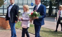 Uroczystości katyńskie, składanie kwiatów, przemarsz ulicami, poczty sztandarowe, wojsko, młodzież oraz uczestnicy wydarzenia