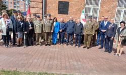 Uroczystości katyńskie, składanie kwiatów, przemarsz ulicami, poczty sztandarowe, wojsko, młodzież oraz uczestnicy wydarzenia