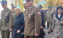 Uroczystości katyńskie, składanie kwiatów, przemarsz ulicami, poczty sztandarowe, wojsko, młodzież oraz uczestnicy wydarzenia