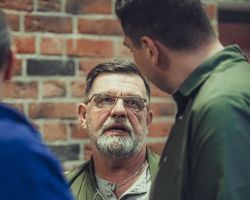 mężczyzna z brodą i okularach