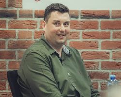 mężczyzna uśmiecha się do obiektywu