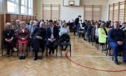 sala gimnastyczna, młodzież i zaproszeni goście, rozdanie nagród,