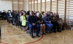 sala gimnastyczna, młodzież i zaproszeni goście, rozdanie nagród,